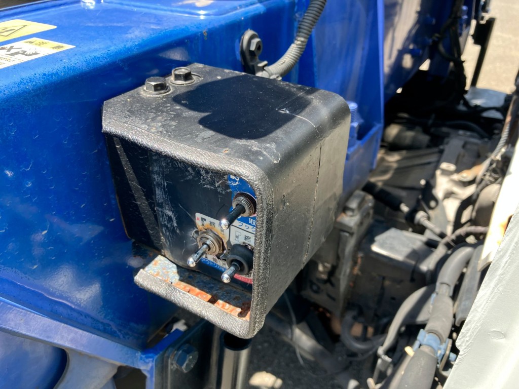 運転席側クレーン操作スイッチBOXに腐食穴・テープ補修跡があります。|いすゞ エルフ TPG-NKR85AR(2WD)の写真38