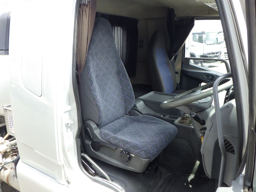乗車定員は2名です。|三菱 ファイター TKG-FK61F(2WD)の写真6