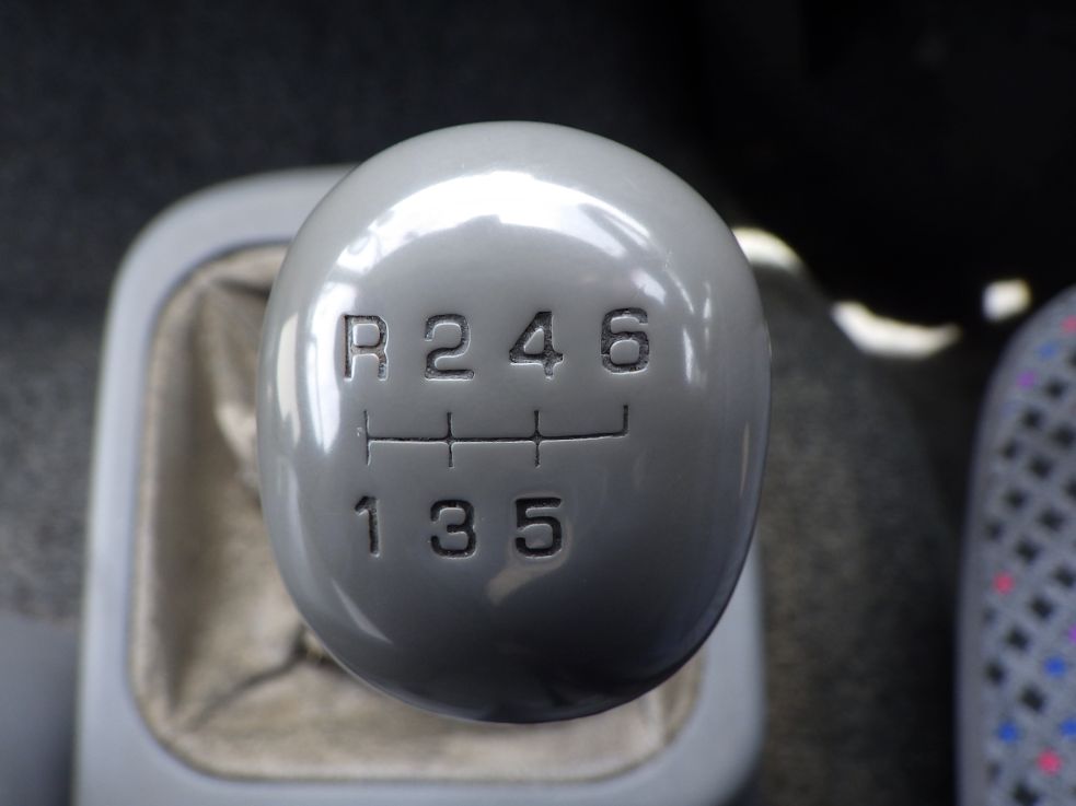 MT6速です。|三菱 ファイター TKG-FK61F(2WD)の写真22