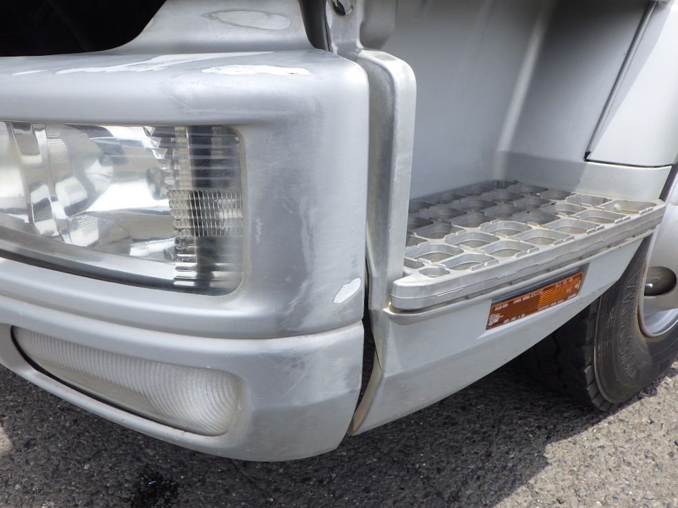 フロントバンパーの助手席側にキズがあります。|三菱 ファイター TKG-FK61F(2WD)の写真33