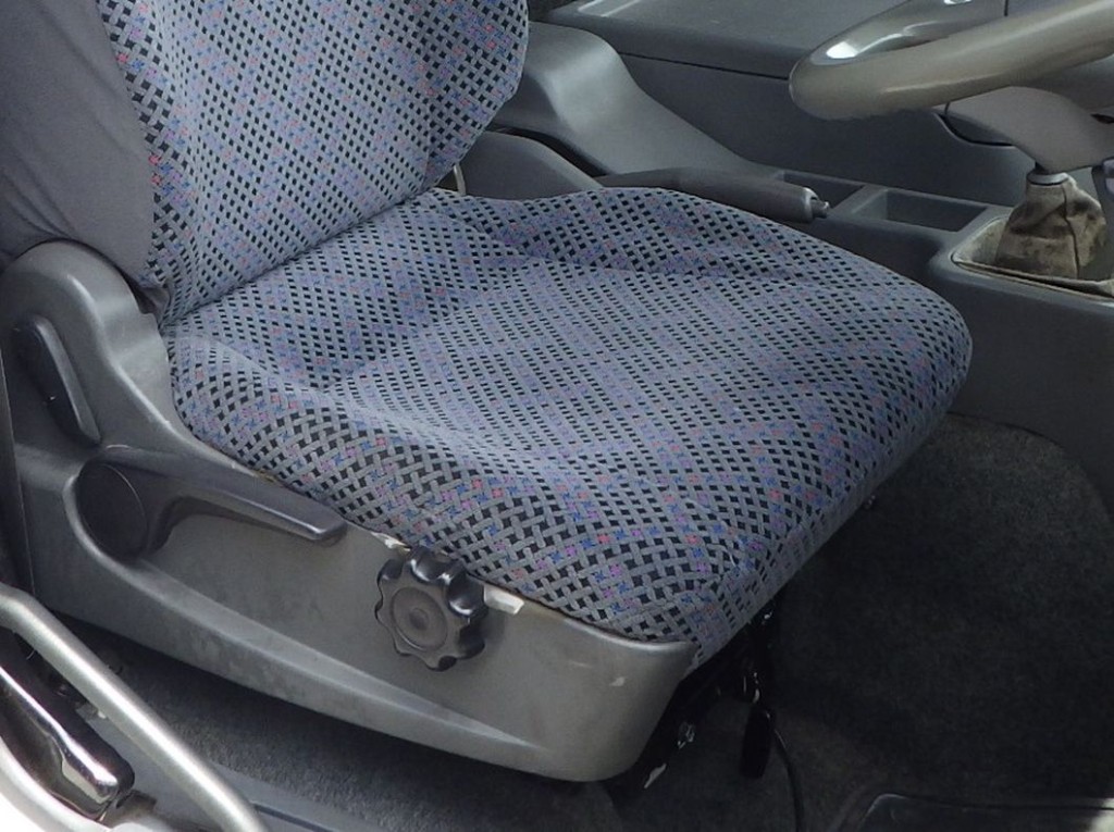 運転席座面にヘタリがあります。|三菱 ファイター TKG-FK61F(2WD)の写真47