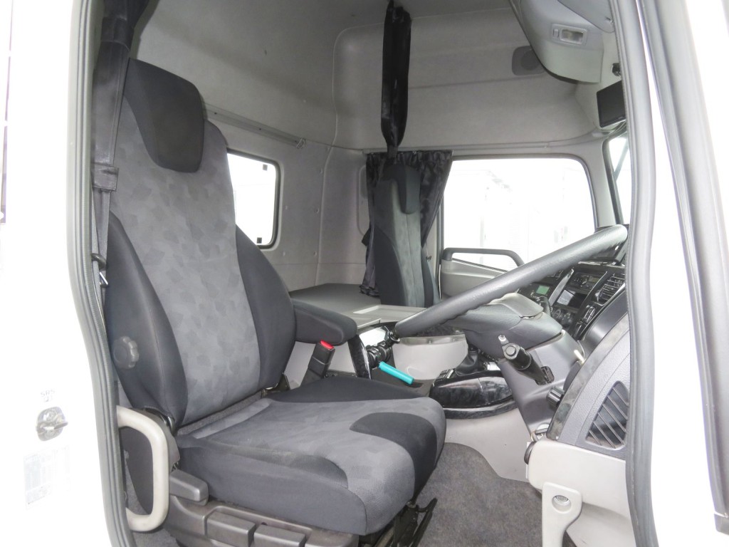 運転席座面にヘタリ・背もたれにスレがあります。(ハイルーフキャビンです)|UDトラックス クオン QPG-GK5XADの写真6