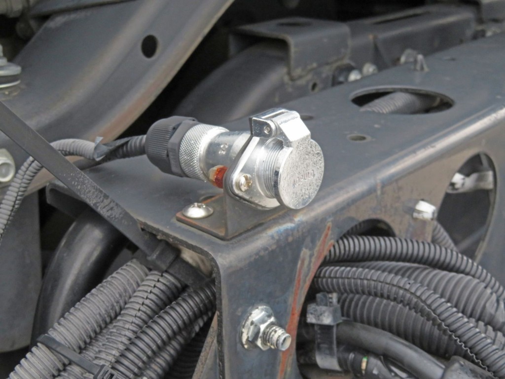 車輛側に固定されたコネクターがあります。|UDトラックス クオン QPG-GK5XADの写真12