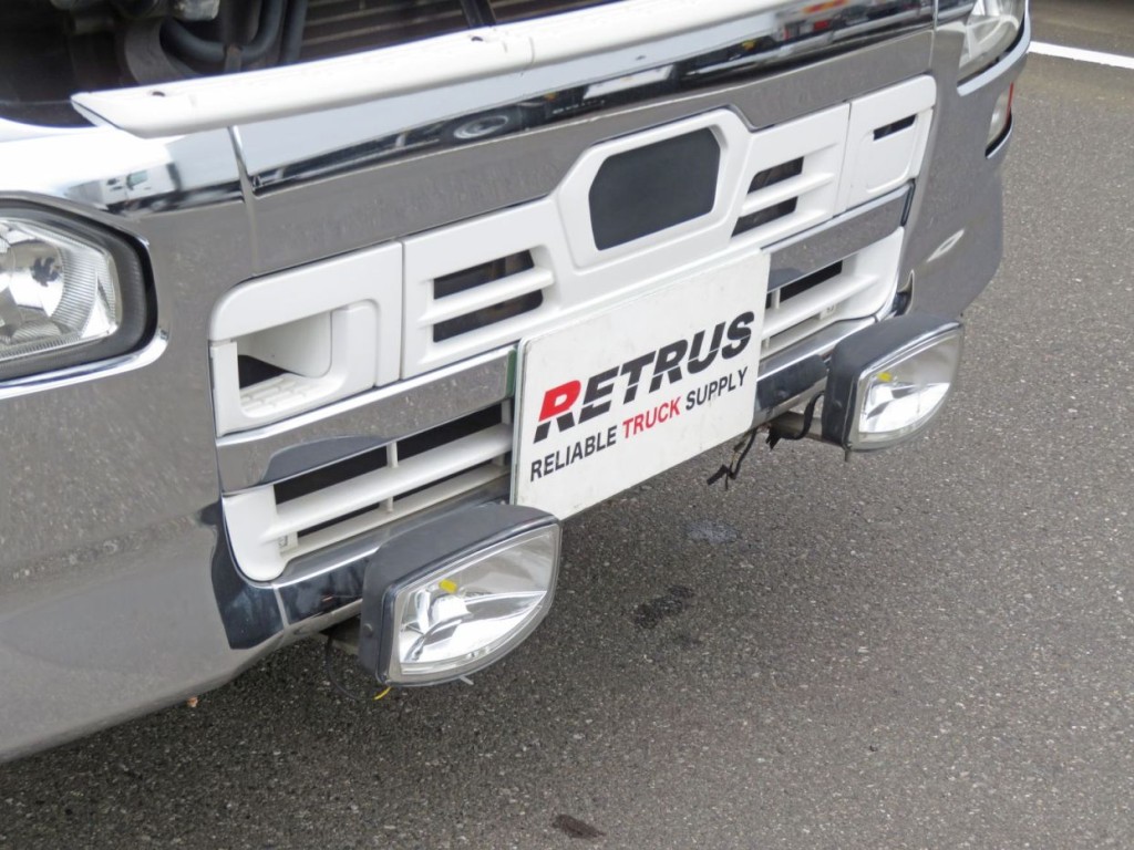 フォグランプが取り付けされています。(車検非対応)|UDトラックス クオン QPG-GK5XADの写真17