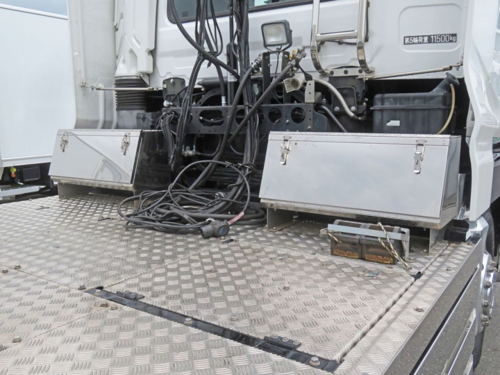 踊り場に工具箱が2つ付いています。(ステンレス製)|UDトラックス クオン QPG-GK5XADの写真20