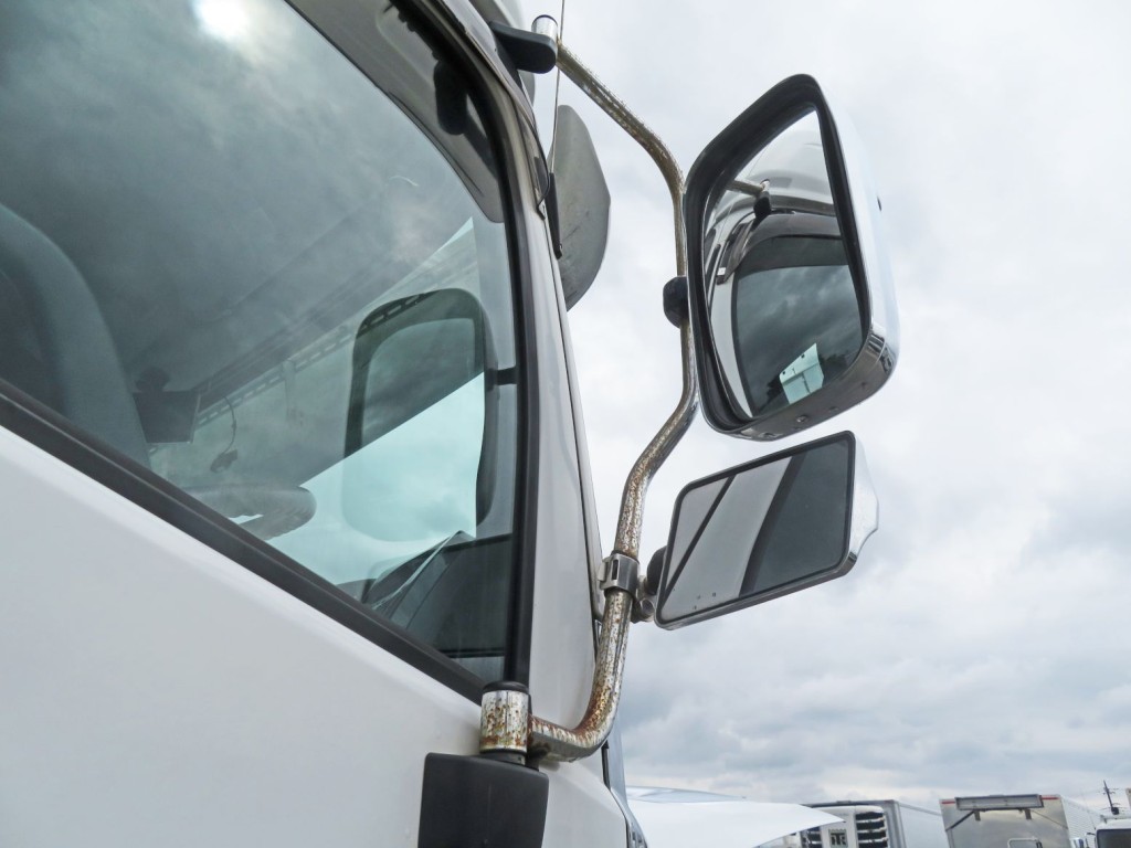 運転席側ミラーステーにサビがあります。|UDトラックス クオン QPG-GK5XADの写真25