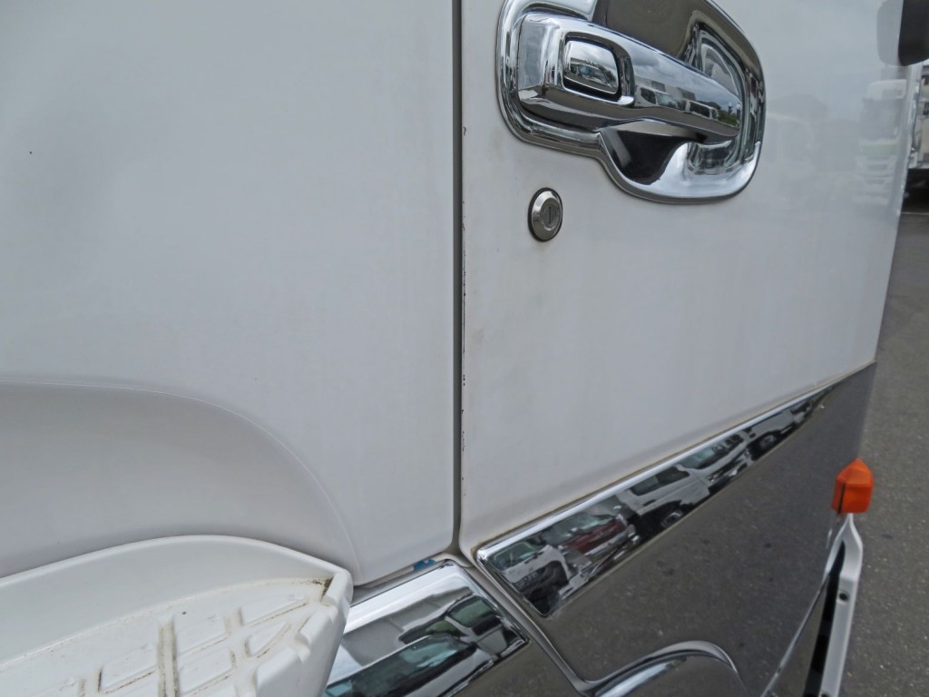 運転席側ドアに小さいキズがあります。(上部側にもあります)|UDトラックス クオン QPG-GK5XADの写真28