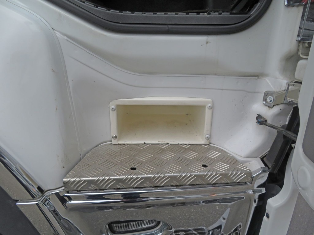 運転席側ステップに加工箇所があります。|UDトラックス クオン QPG-GK5XADの写真31