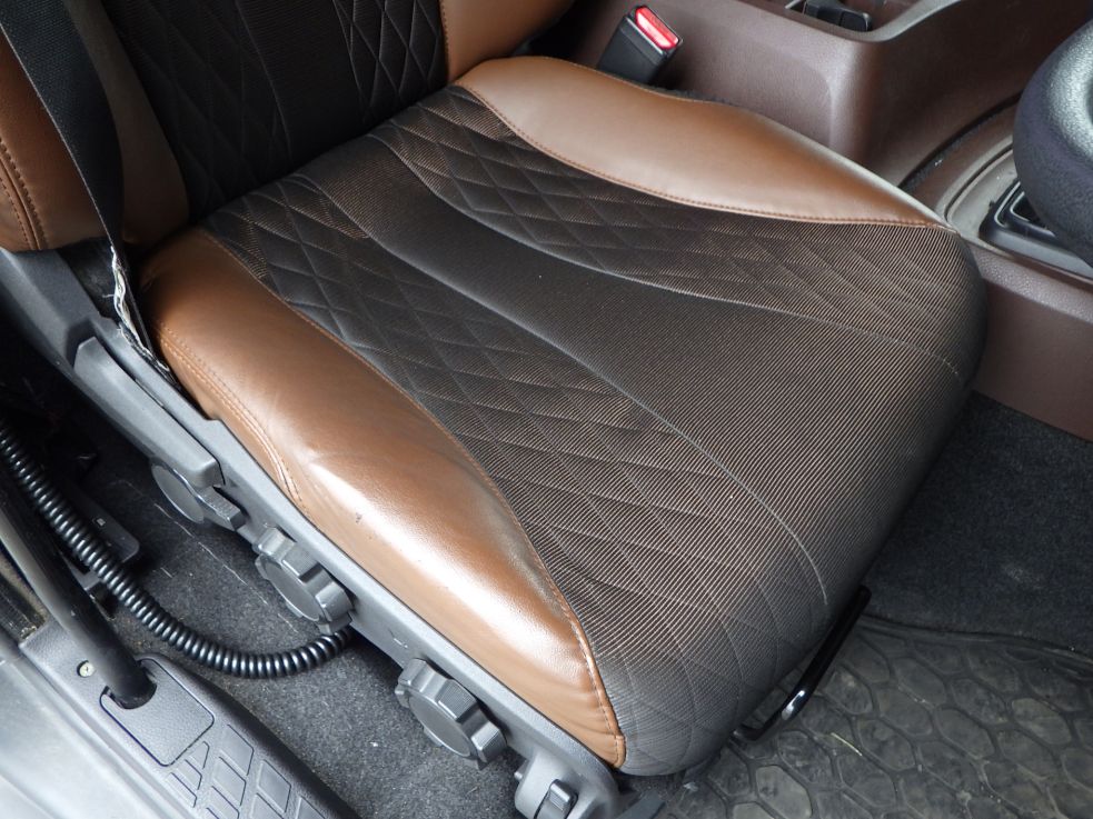 運転席座面にヘタリがあります。|日野 プロフィア 2DG-SH1EDGGの写真32
