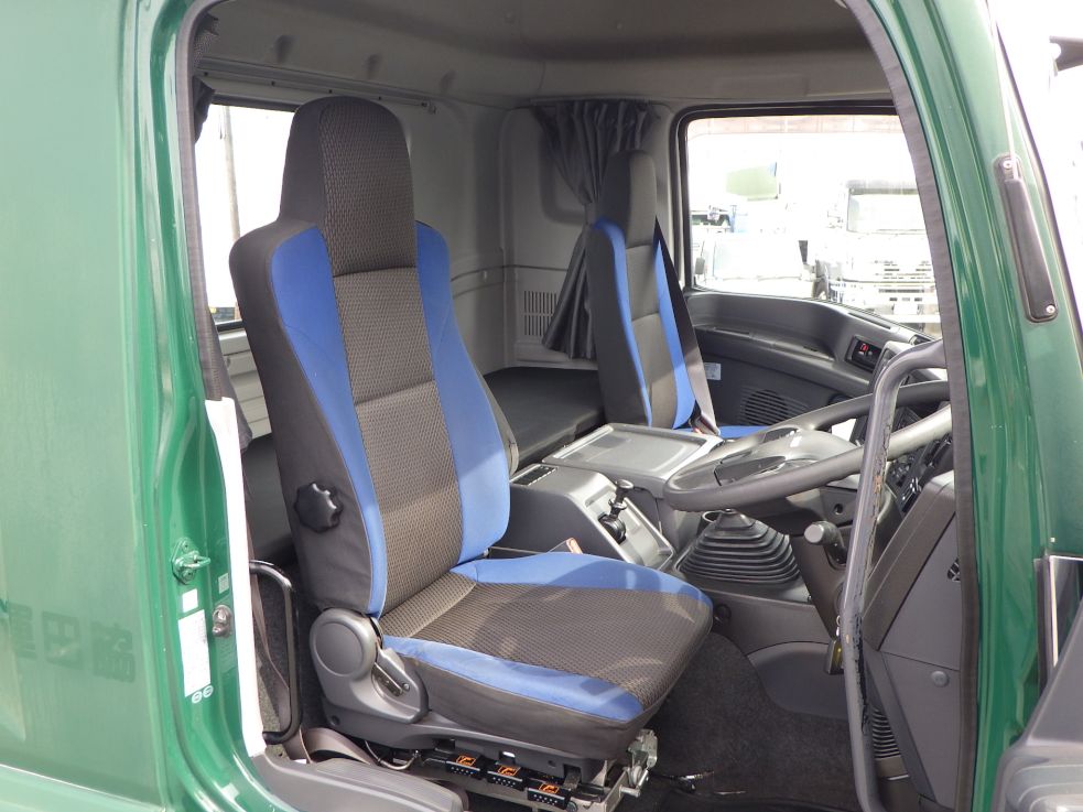 乗車定員は2名です。|いすゞ ギガ QDG-EXZ52BJの写真6