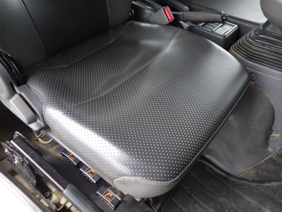 運転席座面にヘタリがあります。|いすゞ フォワード TKG-FRR90S1(2WD)の写真46