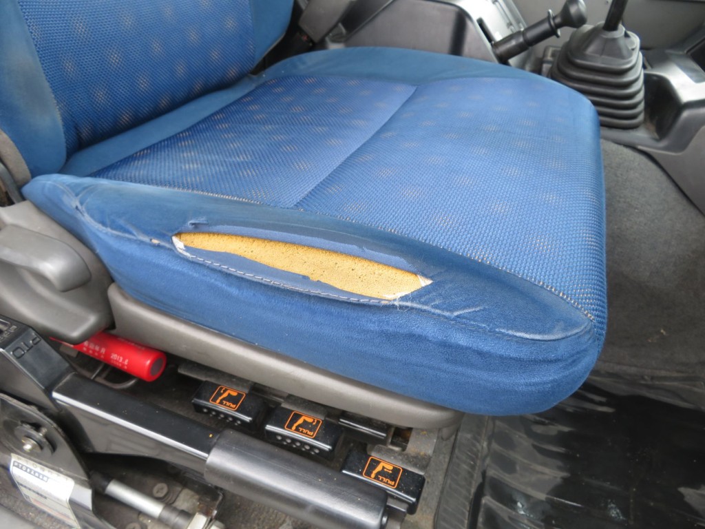 運転席座面にヘタリ・破れがあります。|いすゞ ギガ PDG-EXR52G8の写真7
