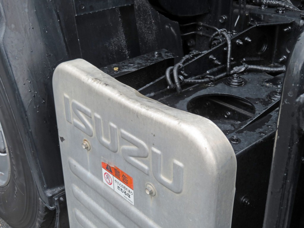 マフラーカバーにヘコミがあります。|いすゞ ギガ PDG-EXR52G8の写真20