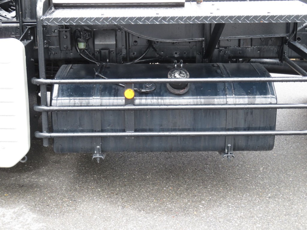 燃料タンクは300Lです。|いすゞ ギガ PDG-EXR52G8の写真24