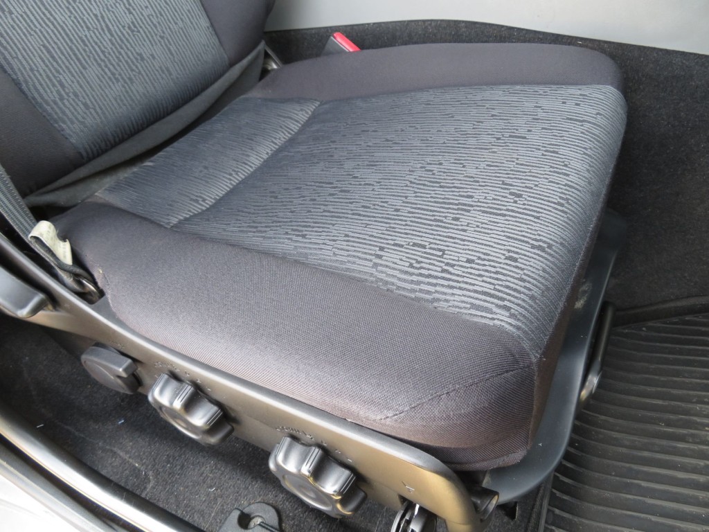 運転席座面の状態です。|三菱 スーパーグレート 2PG-FV70HZの写真31