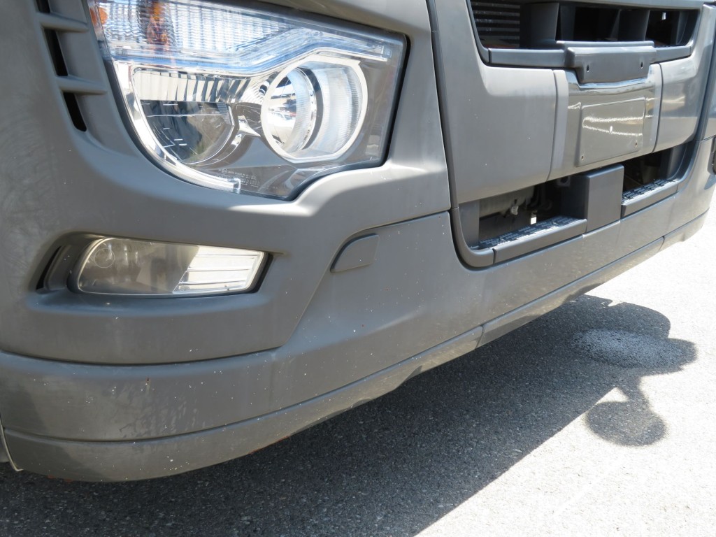 フロントバンパー各所に細かいキズがあります。|三菱 スーパーグレート 2PG-FV70HZの写真33