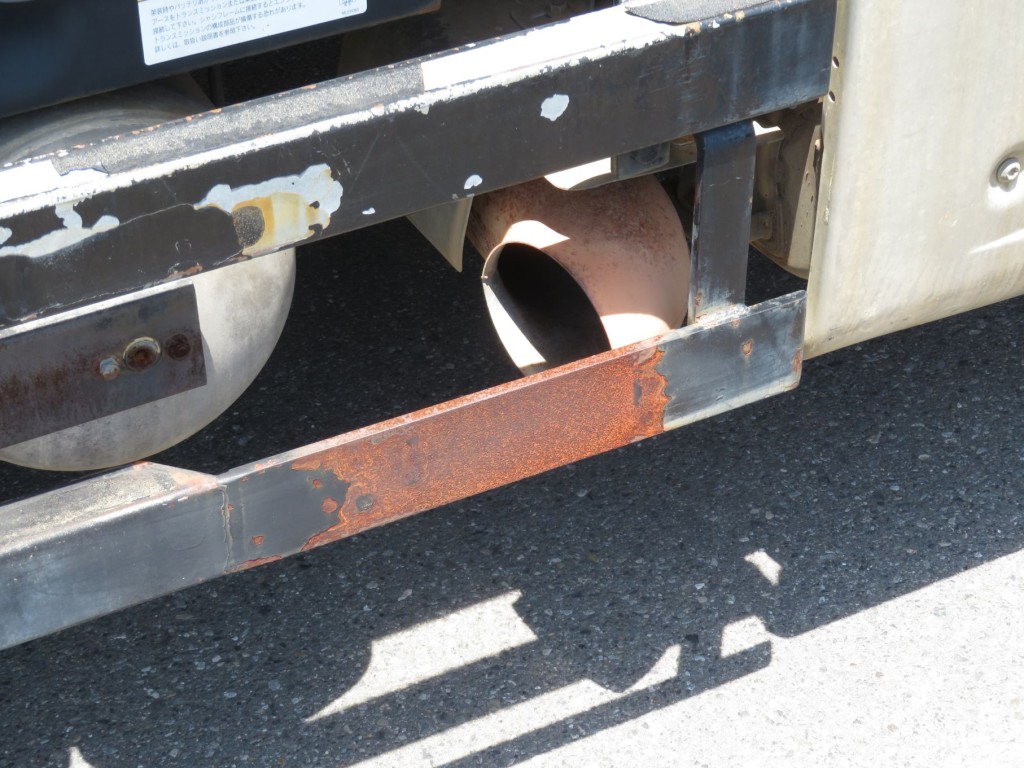 運転席側サイドバンパーに排気ガスによるサビ箇所があります。|三菱 スーパーグレート 2PG-FV70HZの写真42
