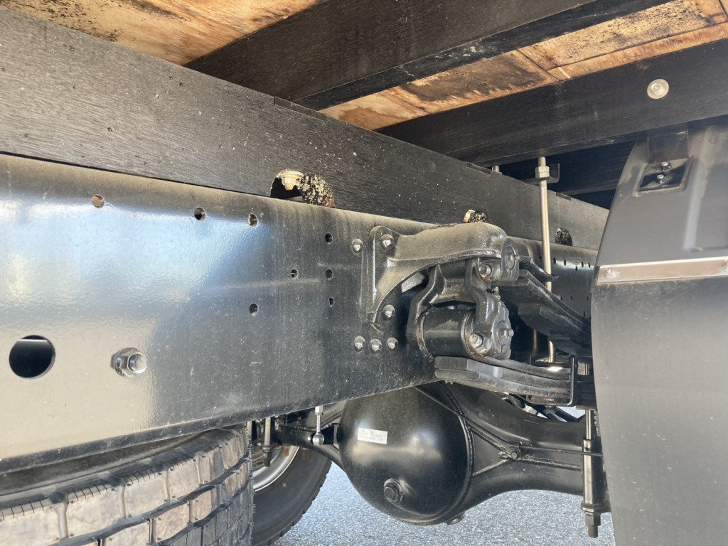 シャーシとネタとスプリングの状態です。|三菱 ファイター 2KG-FK62F(2WD)の写真8