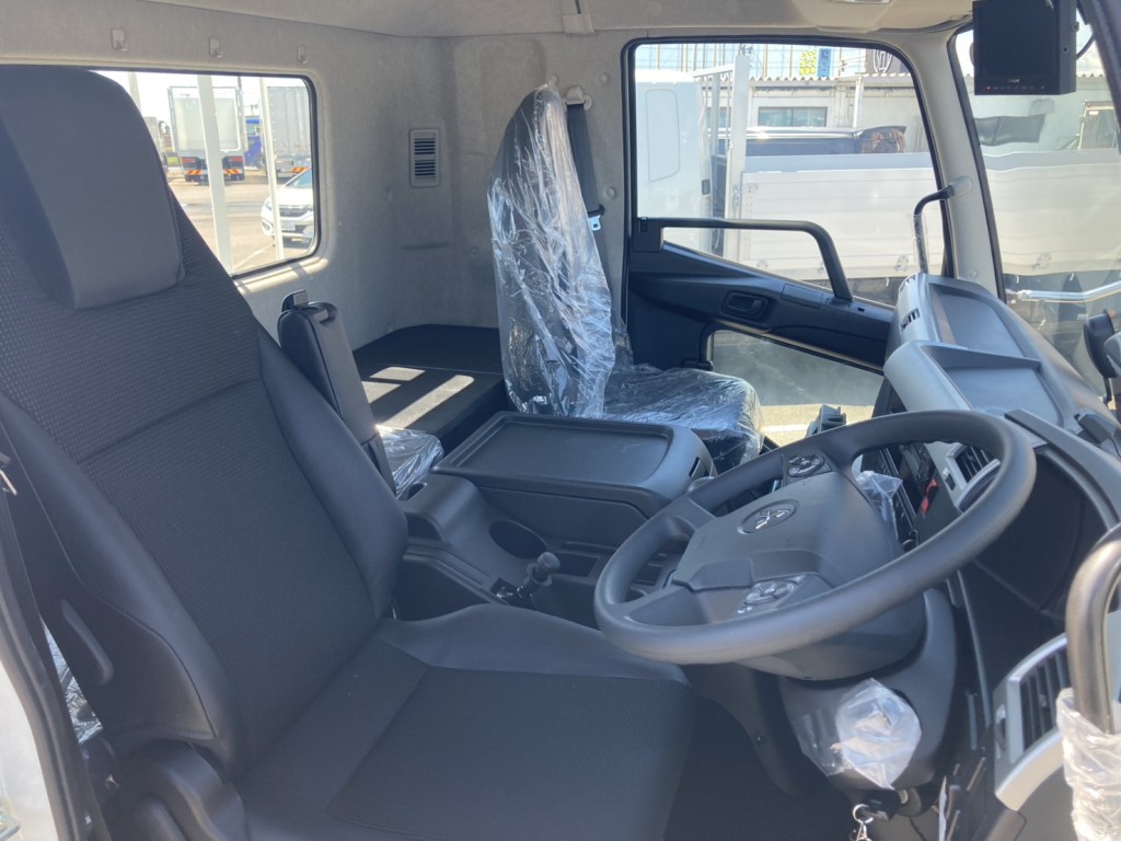 車内です。|三菱 ファイター 2KG-FK62F(2WD)の写真12