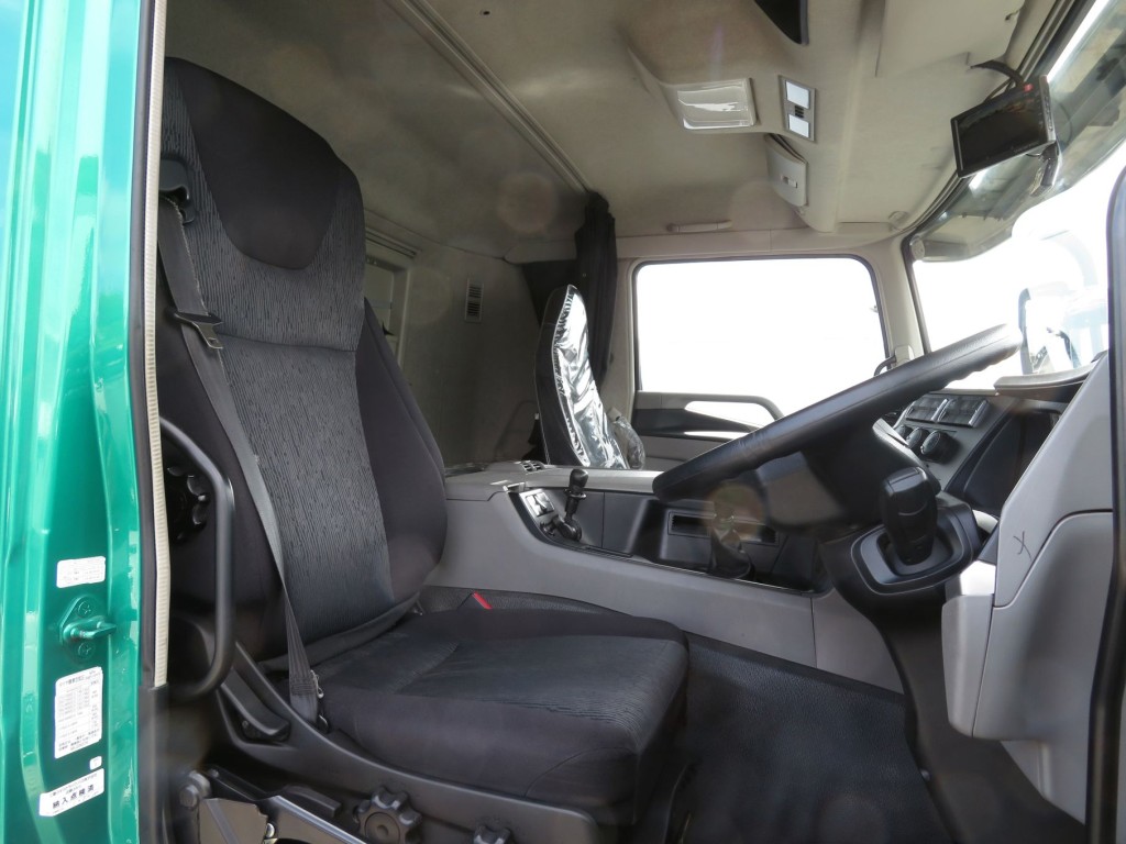 運転席座面にヘタリ・破れがあります。|三菱 スーパーグレート 2PG-FV70HXの写真6