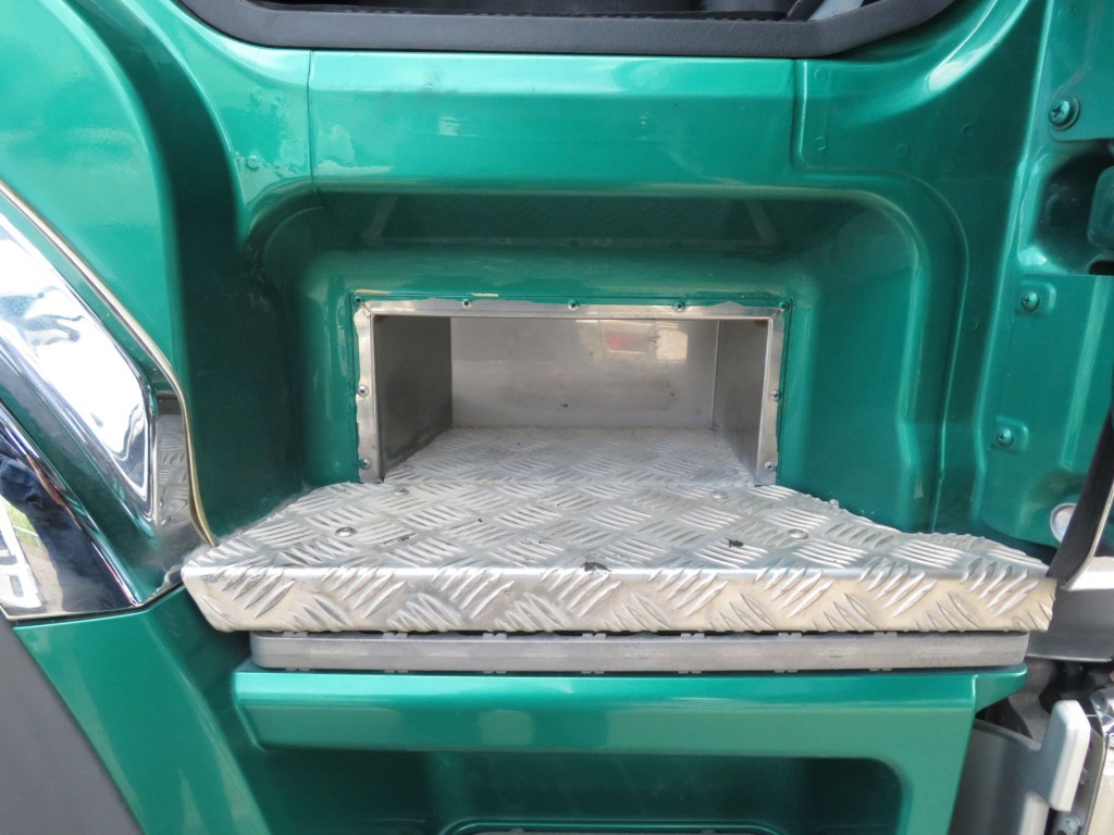 運転席側ステップに靴入れ加工がされています。|三菱 スーパーグレート 2PG-FV70HXの写真7