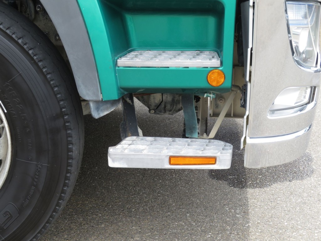 運転席側下段のステップカバーが欠品しています。|三菱 スーパーグレート 2PG-FV70HXの写真36