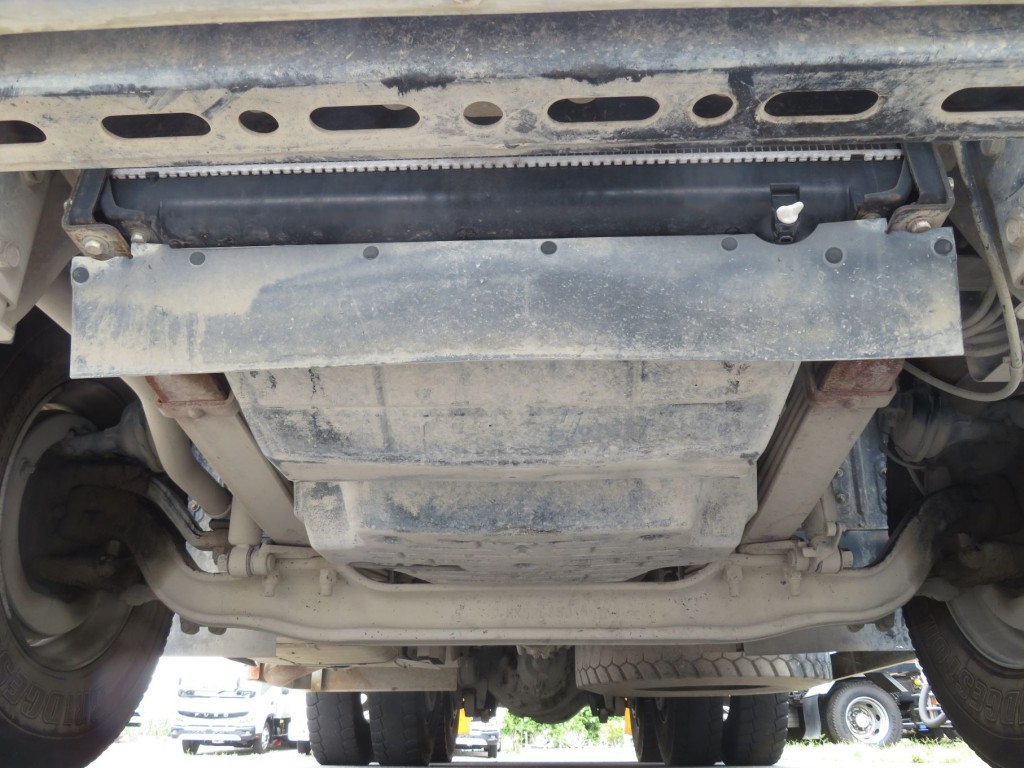 下廻りの状態です。（粉状のコンクリが各所に付着しています）|三菱 スーパーグレート 2PG-FV70HXの写真48