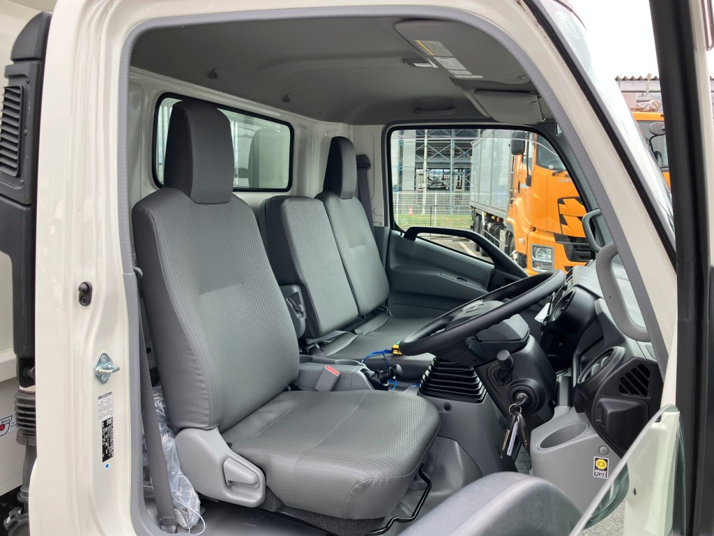 乗車定員は3名です。|日野 デュトロ 2KG-XZU700X(2WD)の写真7