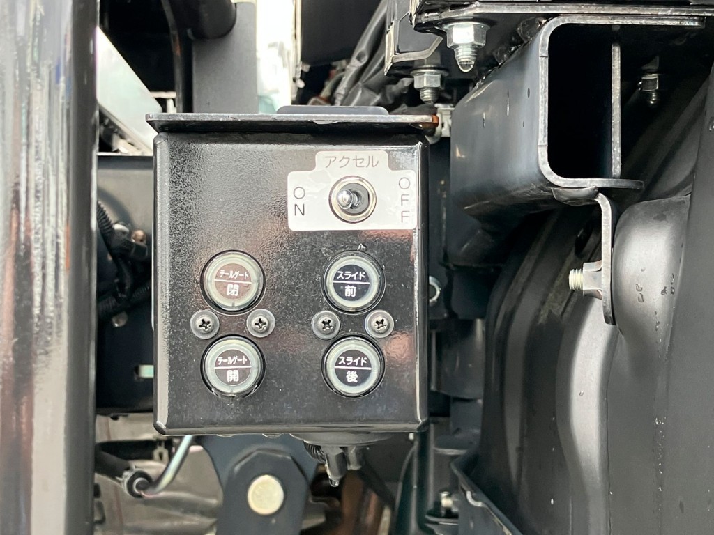 上物の操作スイッチです。|日野 デュトロ 2KG-XZU700X(2WD)の写真20