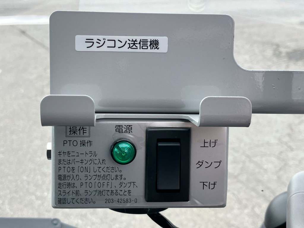キャブ内の上物の操作スイッチです。|日野 デュトロ 2KG-XZU700X(2WD)の写真22