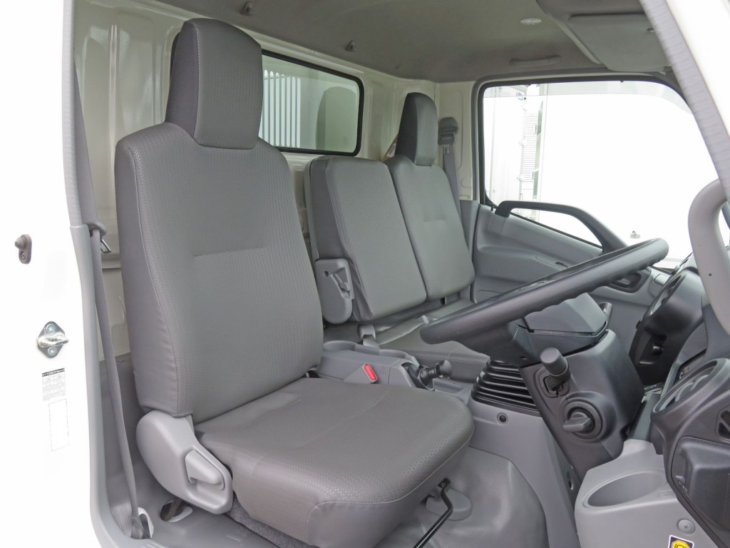 乗車定員は3名です。|日野 デュトロ 2KG-XZU700X(2WD)の写真8