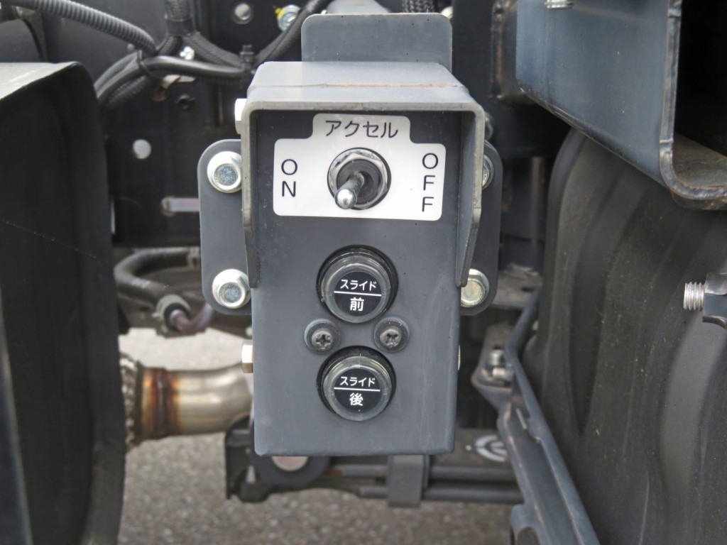 セーフティの操作スイッチです。|日野 デュトロ 2KG-XZU700X(2WD)の写真21