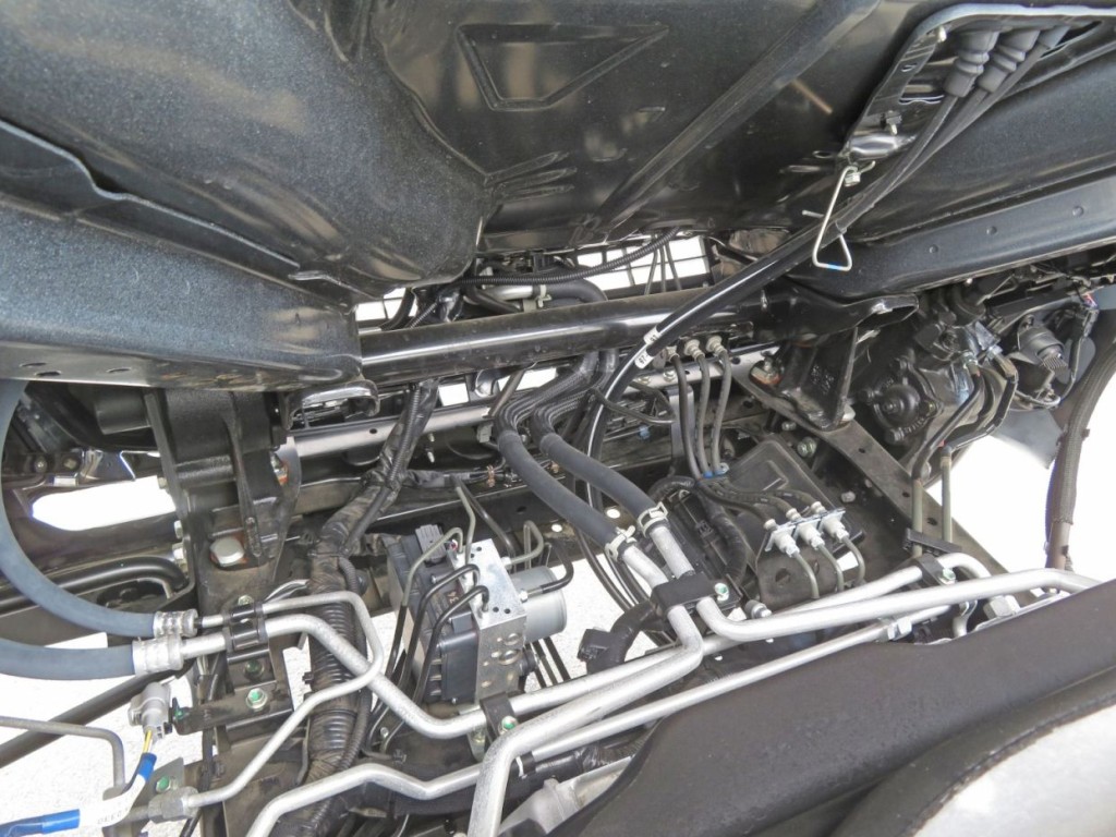 キャブ下に軽い置きサビがあります。|日野 デュトロ 2KG-XZU700X(2WD)の写真24