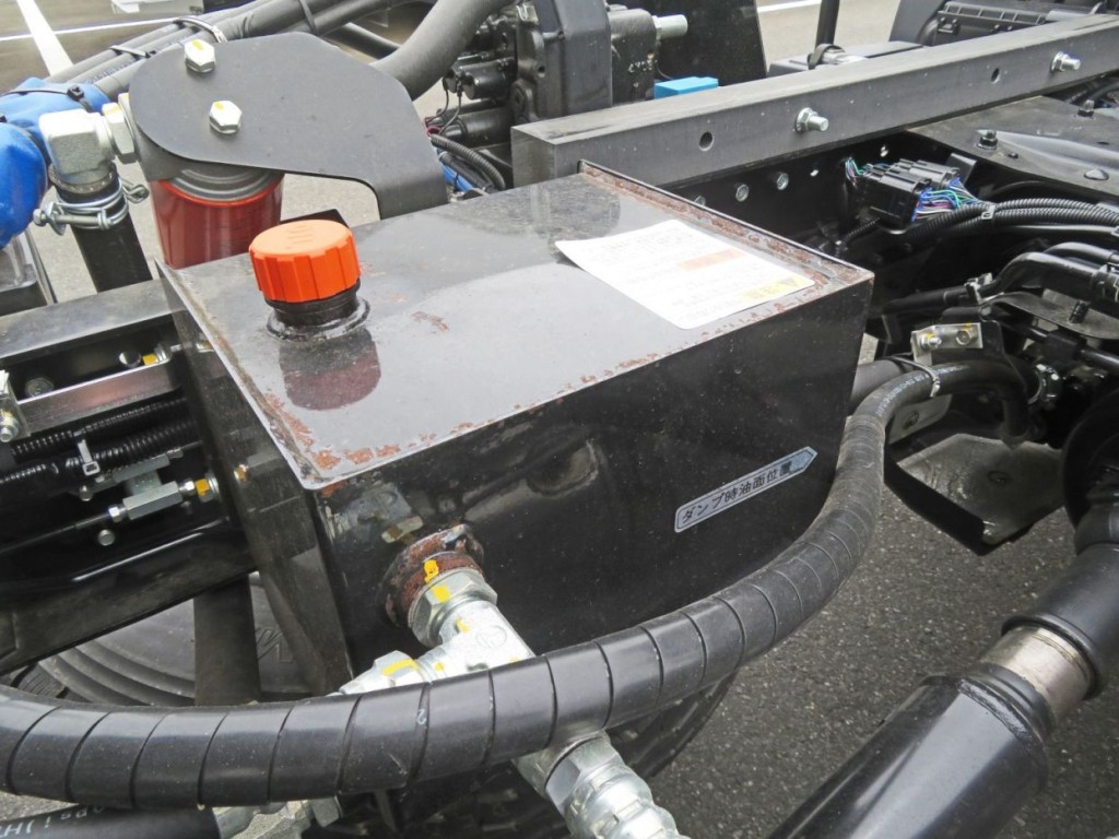 ダンプの作動油タンクに置きサビがあります。|日野 デュトロ 2KG-XZU700X(2WD)の写真25