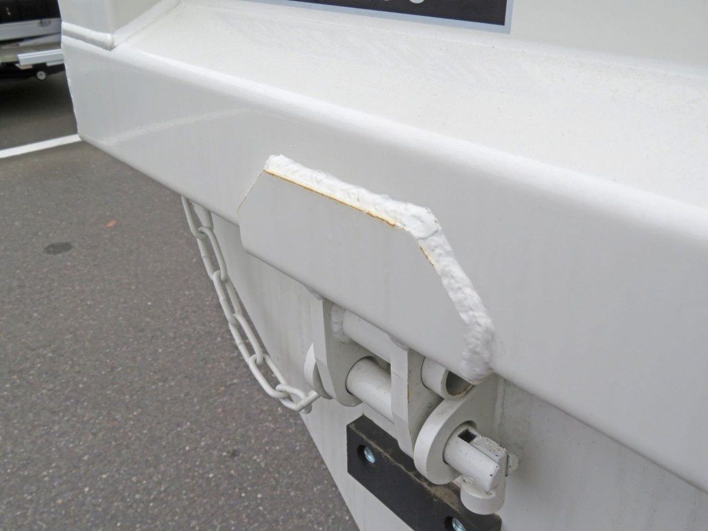 リアゲートのヒンジ部付近に軽い置きサビがあります。|日野 デュトロ 2KG-XZU700X(2WD)の写真27