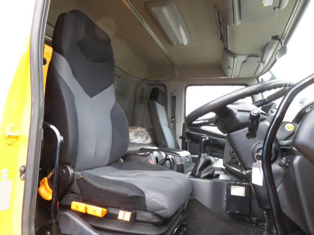 運転席座面にヘタリ・破れがあります。|日野 プロフィア QKG-FS1EKDAの写真6