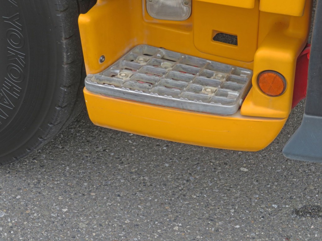 運転席側ステップ下カバーに細かいキズがあります。|日野 プロフィア QKG-FS1EKDAの写真32