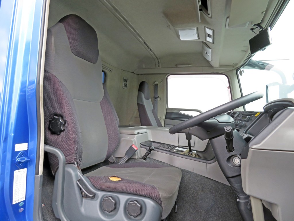 運転席座面にヘタリ・破れがあります。|三菱 スーパーグレート QPG-FV64VZの写真6