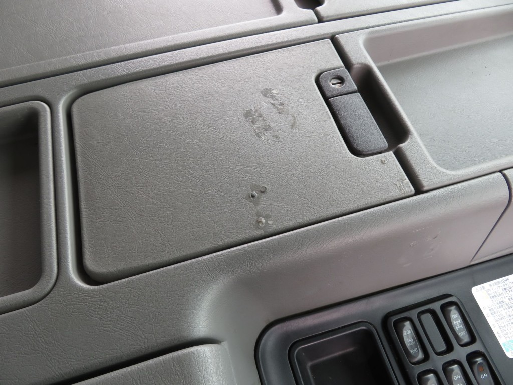 センターコンソールに穴あき箇所があります。|三菱 スーパーグレート QPG-FV64VZの写真33
