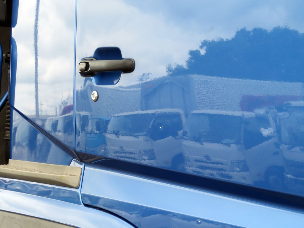 運転席ドアに小さいヘコミがあります。|三菱 スーパーグレート QPG-FV64VZの写真35