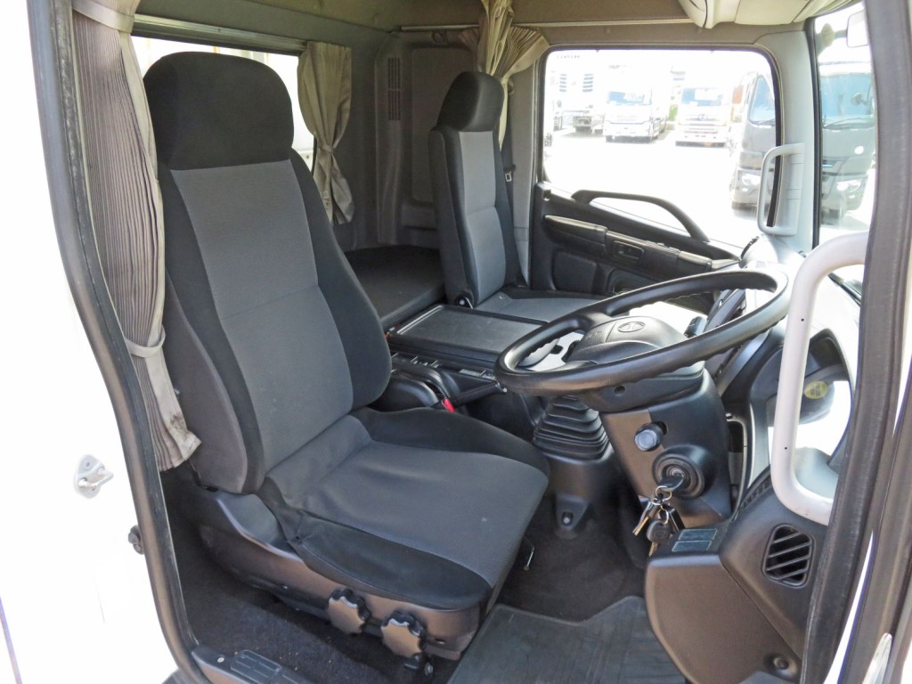 運転席座面にヘタリ・破れがあります。(助手席側に軽いヘタリがあります)|日野 レンジャー QKG-FE7JKAAの写真6