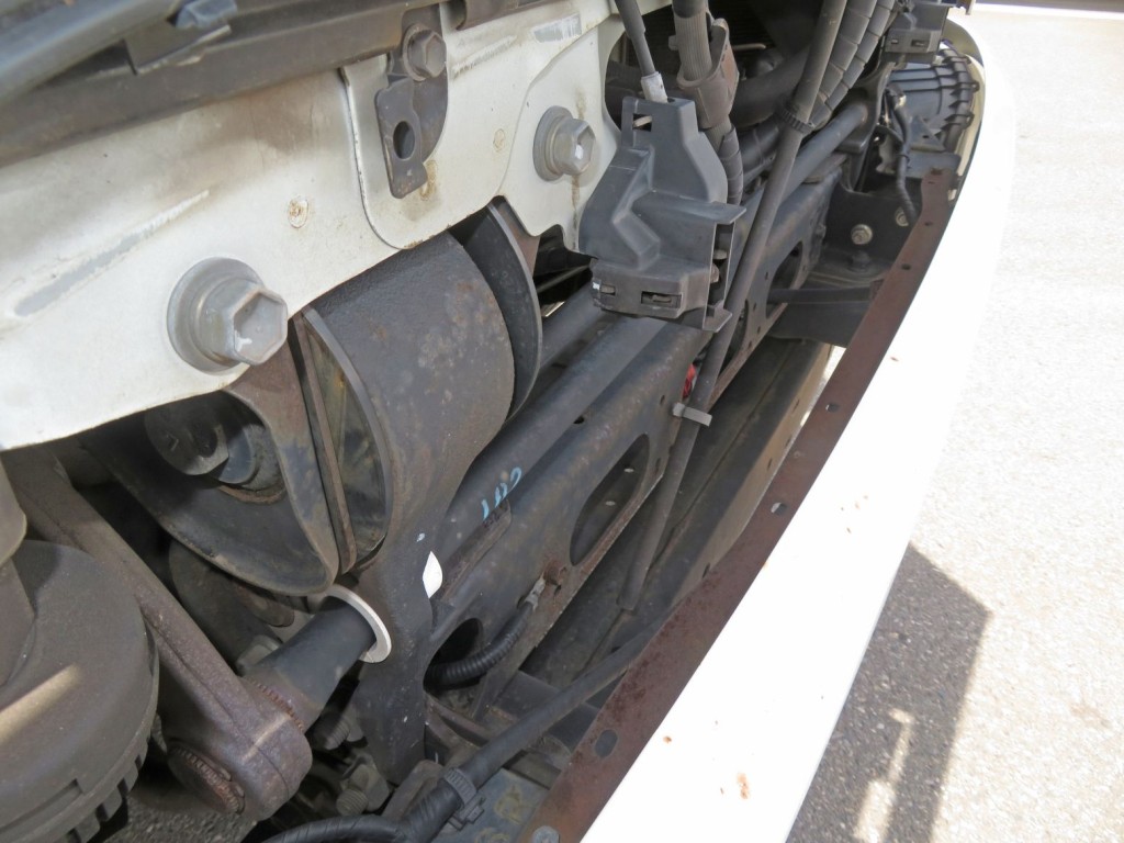 フロントバンパー内部にサビがあります。|日野 レンジャー QKG-FE7JKAAの写真17