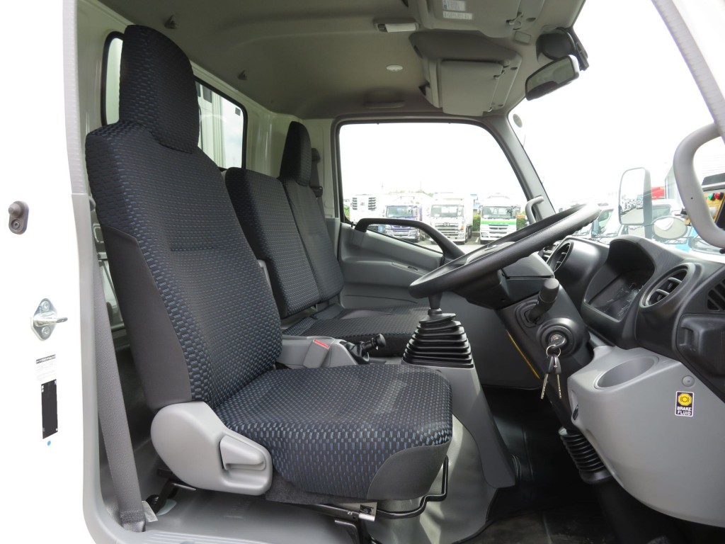 乗車定員は3名です。|日野 デュトロ 2KG-XZU710M(2WD)の写真6