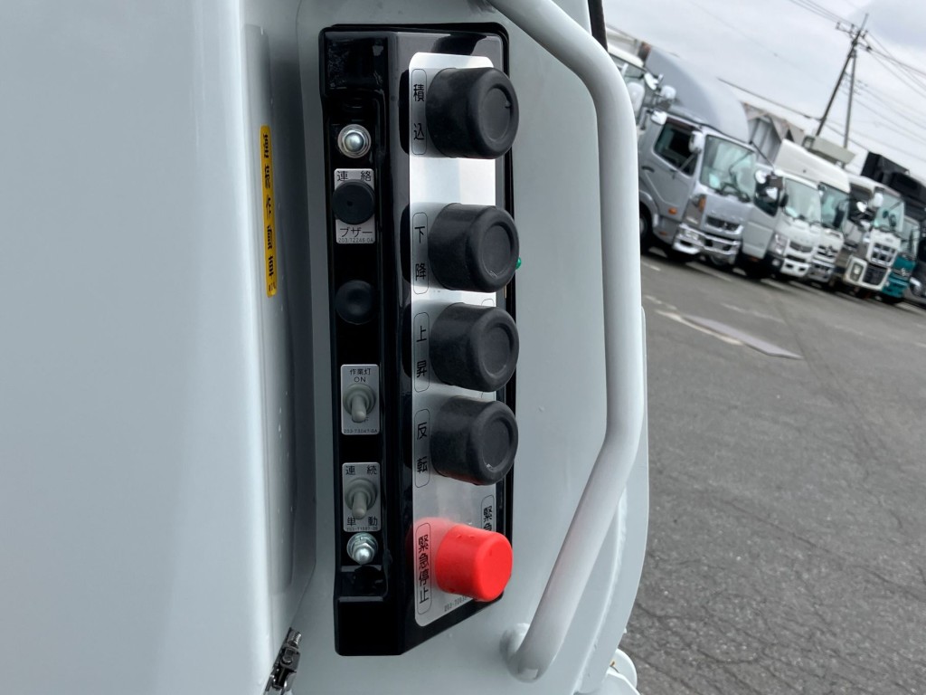 連続⇔単独切り替えスイッチ付きです。|三菱 ファイター 2KG-FK62F(2WD)の写真16