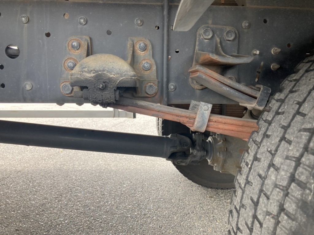 シャーシとスプリングの状態です。|いすゞ フォワード 2RG-FRR90S2(2WD)の写真5