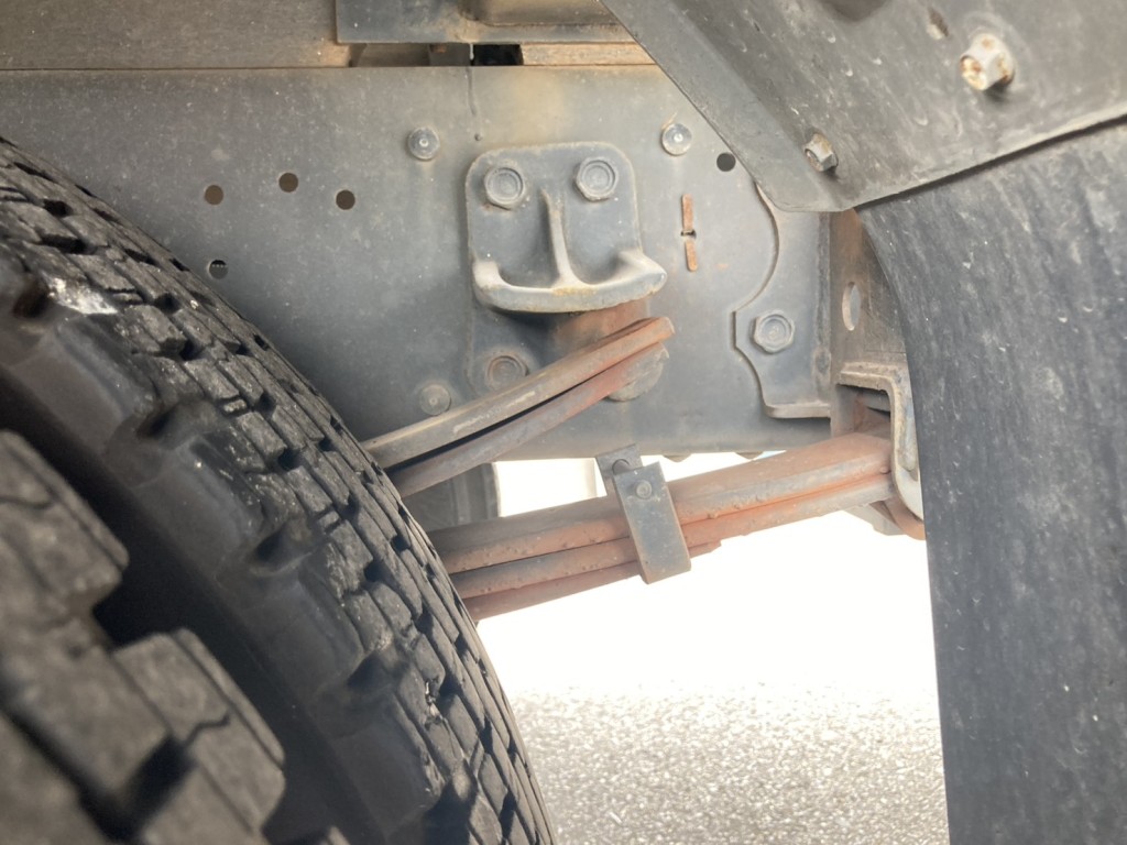 シャーシとスプリングの状態です。|いすゞ フォワード 2RG-FRR90S2(2WD)の写真6