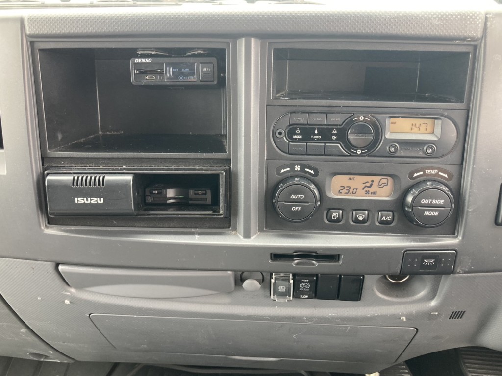 インパネ周りです。|いすゞ フォワード 2RG-FRR90S2(2WD)の写真32