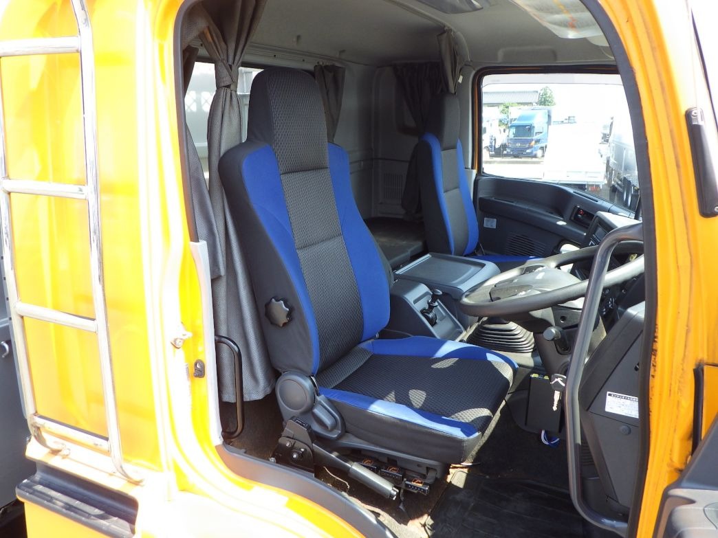 乗車定員は2名です。|いすゞ ギガ QKG-CYZ77Bの写真6