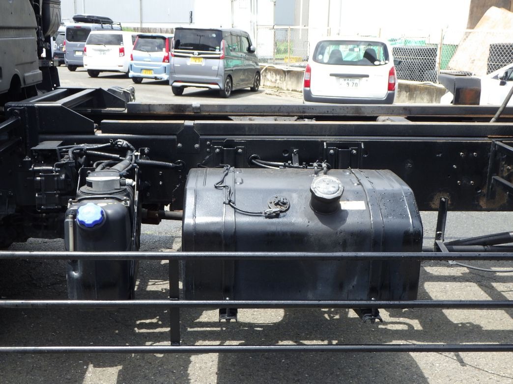 燃料タンクは200Lです。|いすゞ ギガ QKG-CYZ77Bの写真18