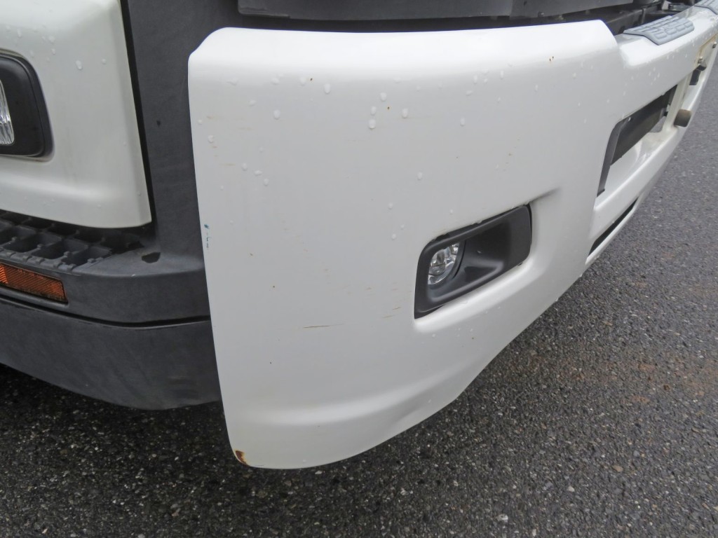 フロントバンパー運転席側に細かいキズ・軽いヘコミがあります。|いすゞ フォワード 2RG-FRR90S2の写真24